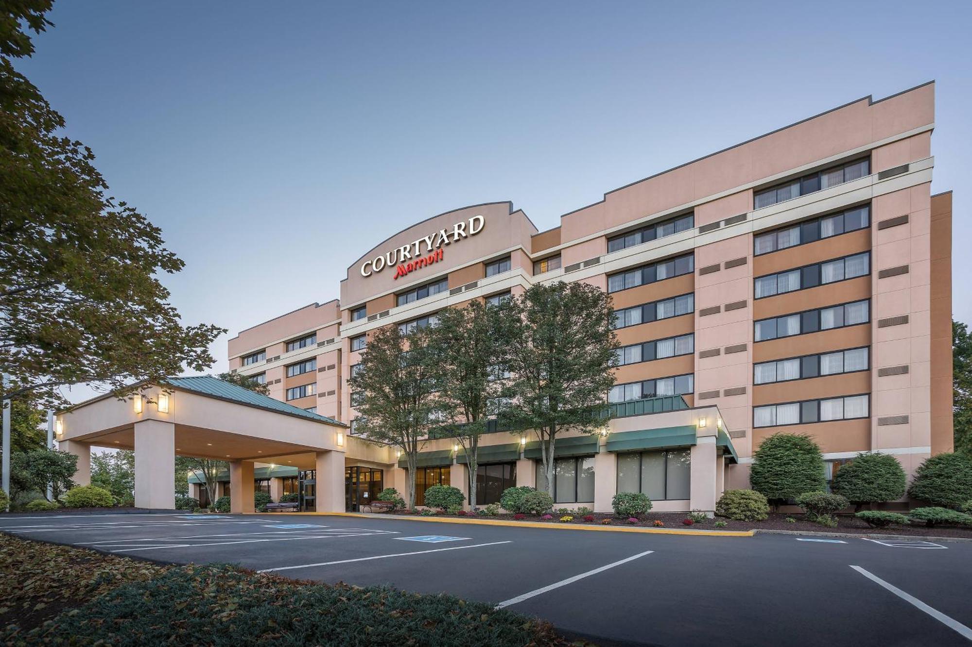 Courtyard Hotel 3*