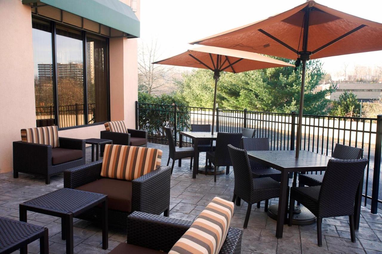 Hotel Courtyard Shelton