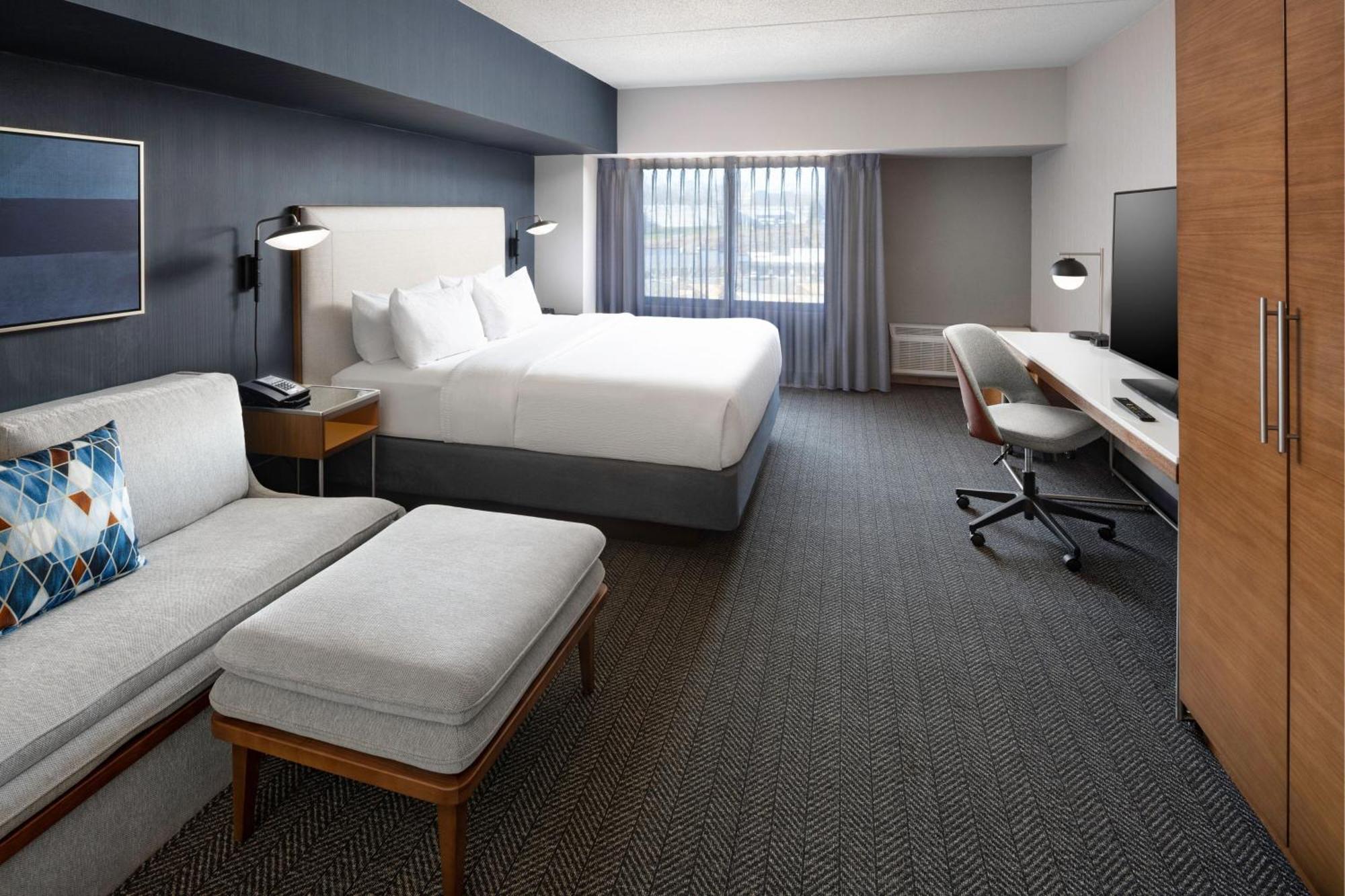 Courtyard 3*