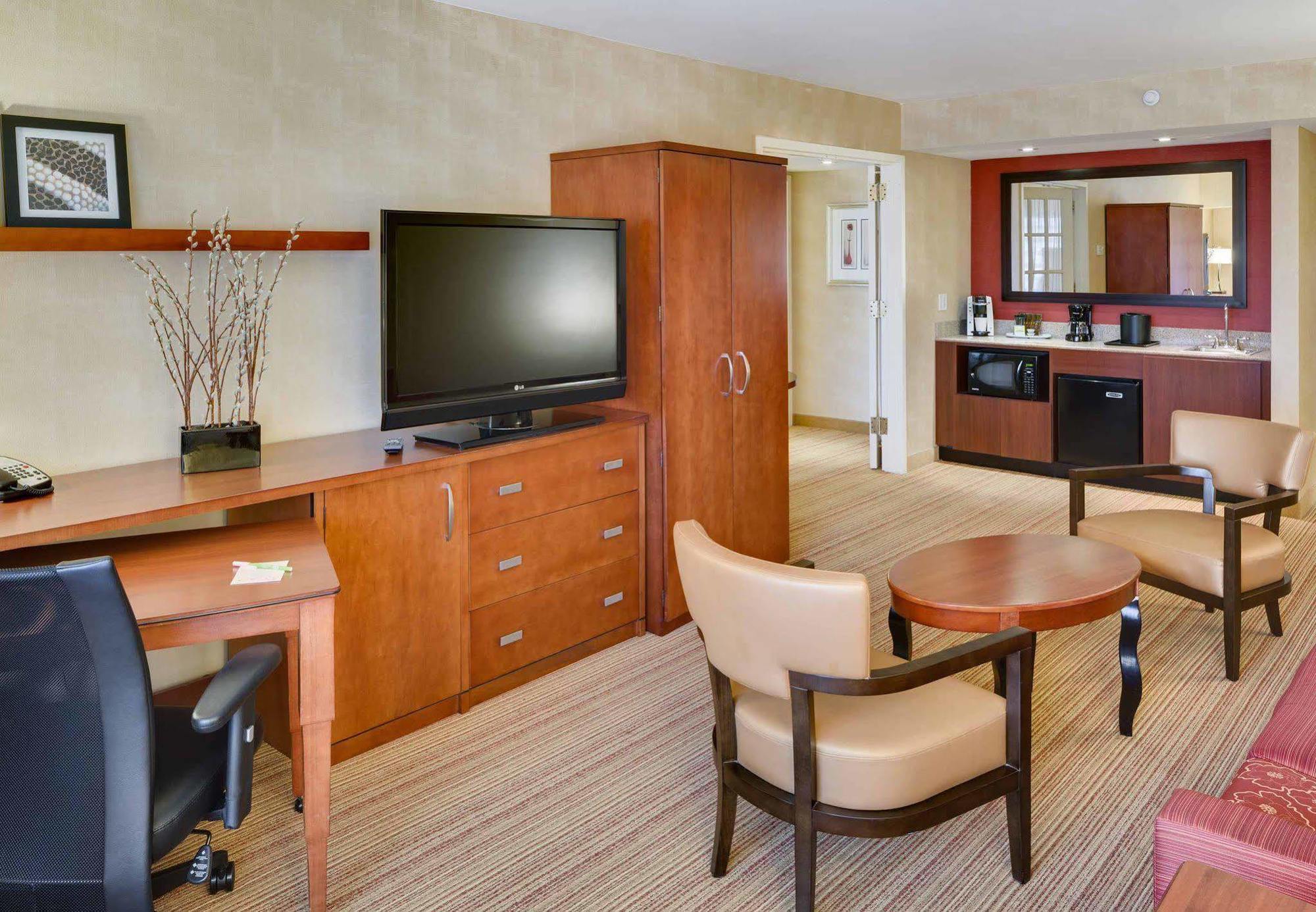Courtyard 3*